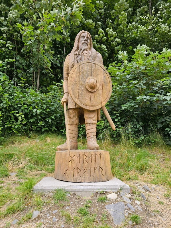 Sculpture of Harald Fairhair outside Langhuset Restaurant
