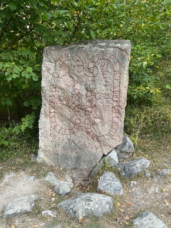Runestone found at Arkil Tingstad.