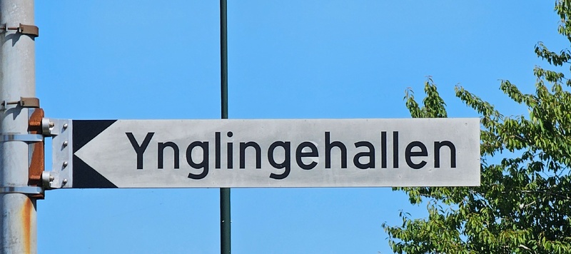 Street sign pointing to Ynglingehallen sports venue in Stavanger