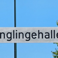 Street sign pointing to the Ynglingehallen sports venue in Stavanger